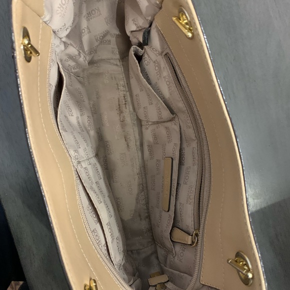 Michael Kors Jet Set Shoulder Tote - Picture 4 of 10